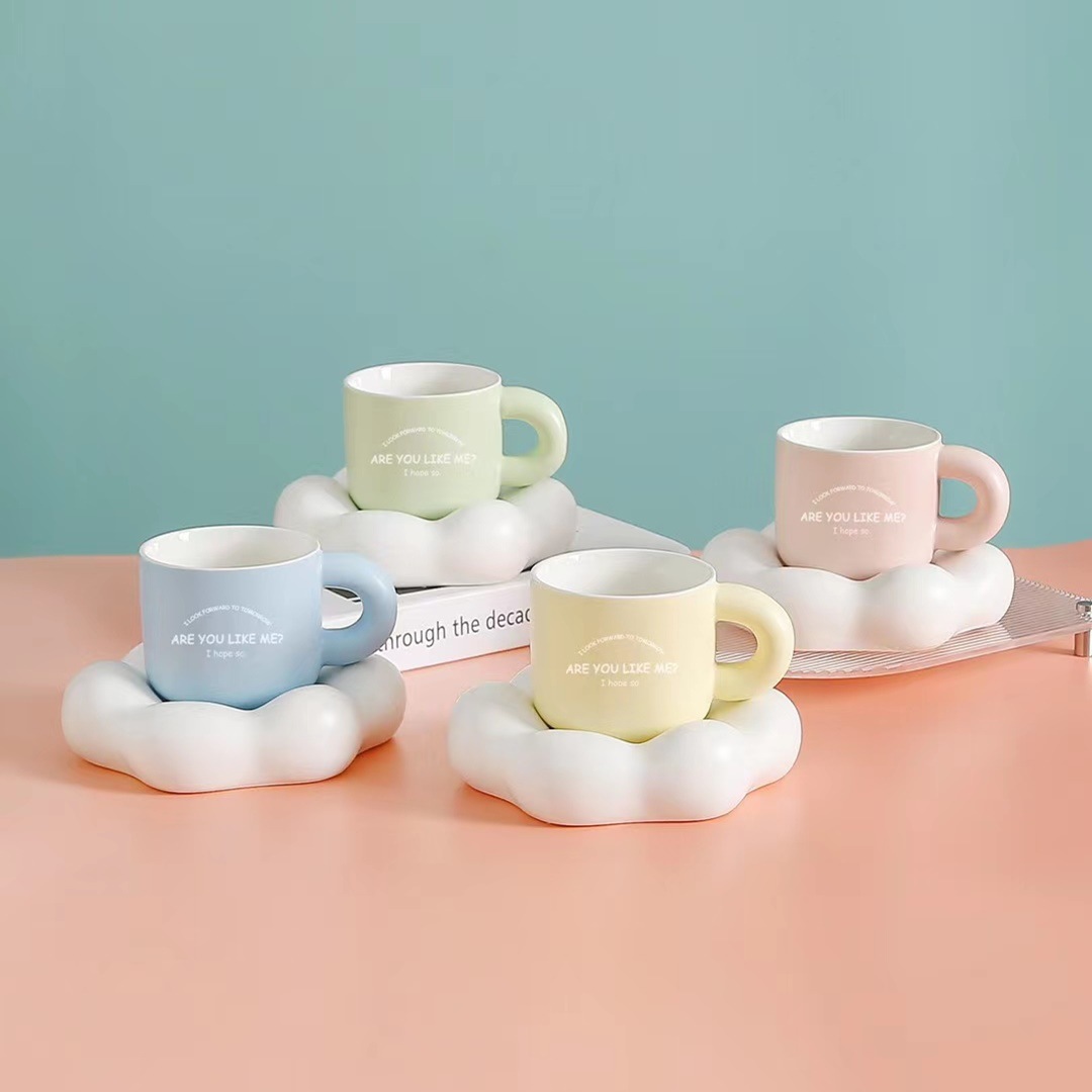 Estilo nórdico simple creativa taza y platillo combinación nube forma pequeña de cerámica fresca agua regalo personalizado