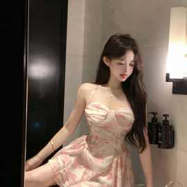 粉色碎花吊带连衣裙女夏季辣妹性感抹胸超好看蓬蓬裙裙子小众收腰