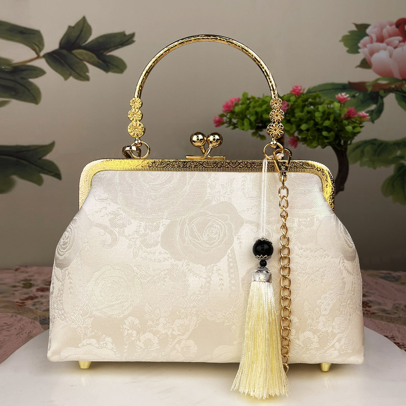 新製品のシンプルなチャイナドレスのカバンを斜めに掛けて三用のハンドバッグを使ってクロスボーダーの女性バッグを持っています。|undefined
