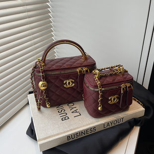 One-shoulder bag with diamond pattern, shoulder bag, 2026 years, trend of season