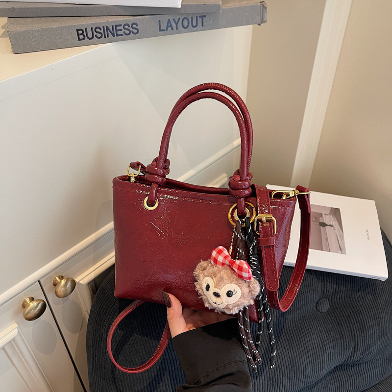 2025 New Versatile Fashionable Retro High-End Patent Leather Bag Women's Crossbody Bag Handheld Small Bucket Bag