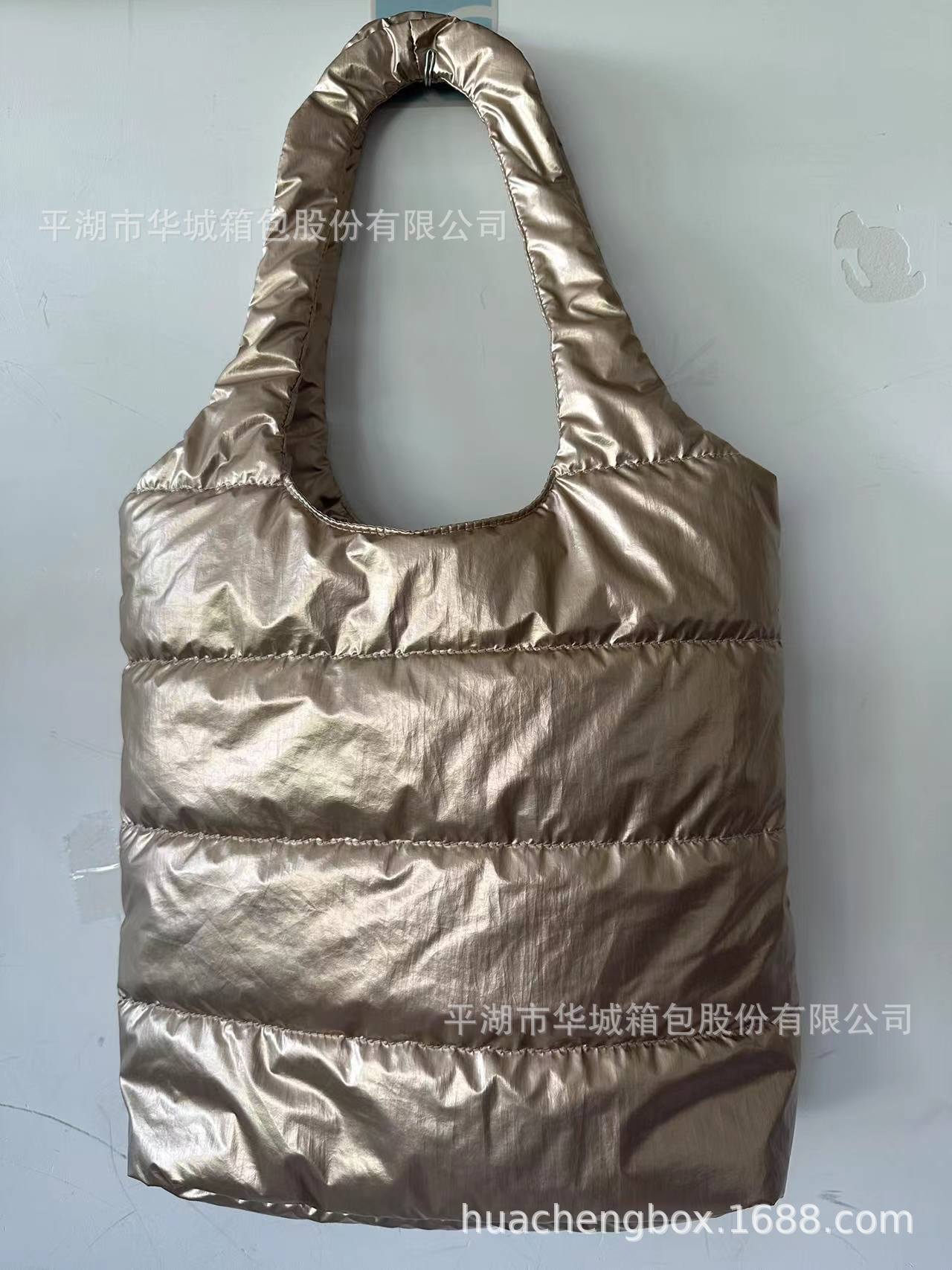 华城羽绒服包软糯金色银色科技感时尚拎包手提包百搭