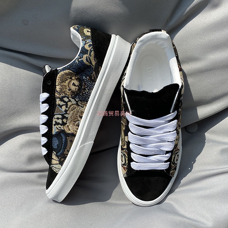 新款卡通刺绣低帮帆布鞋男女同款休闲百搭板鞋时尚潮款滑板鞋大码