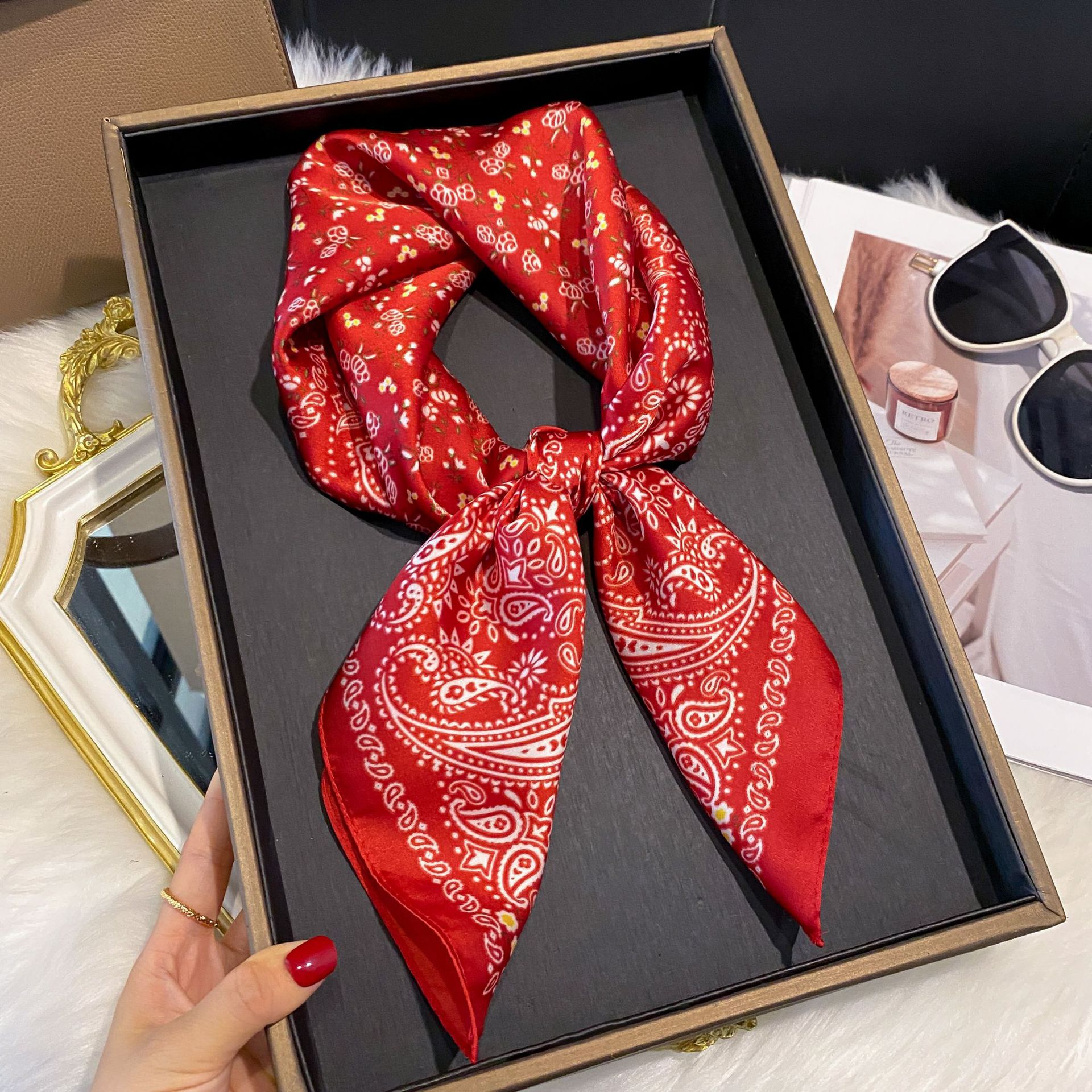 Foulard in raso versatile per donna quadrato effetto seta_voghion.com
