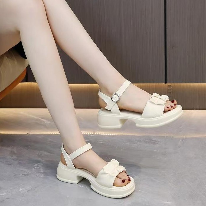 Sandalias de viento de hadas de fondo grueso para mujeres 2026 verano nuevo estilo de alta gama dulce de cuero suave sandalias de playa de una palabra