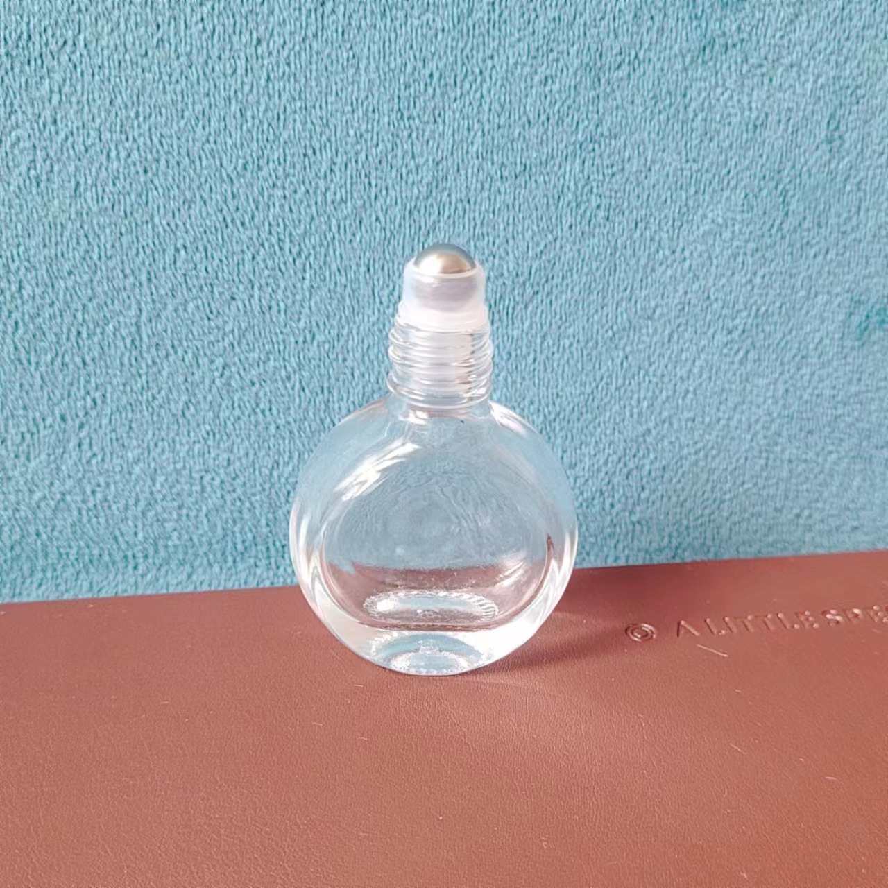 Botella de esmalte de uñas de dos cabezas Botella de pegamento para colorear productos para el cuidado de la piel Botella de maquillaje de subempaque Botella de brillo de labios portátil líquido de diferentes propiedades