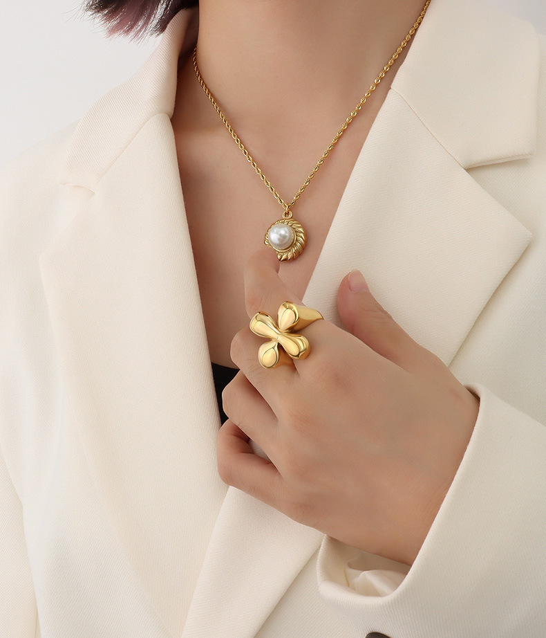 304 Stainless Steel, Titanium Steel Material Flower Pattern Women'S Gender PVD Coated Real Gold Plated 18K Gold Flower Titanium Steel Simple Style Waterproof Non Tarnish Rings