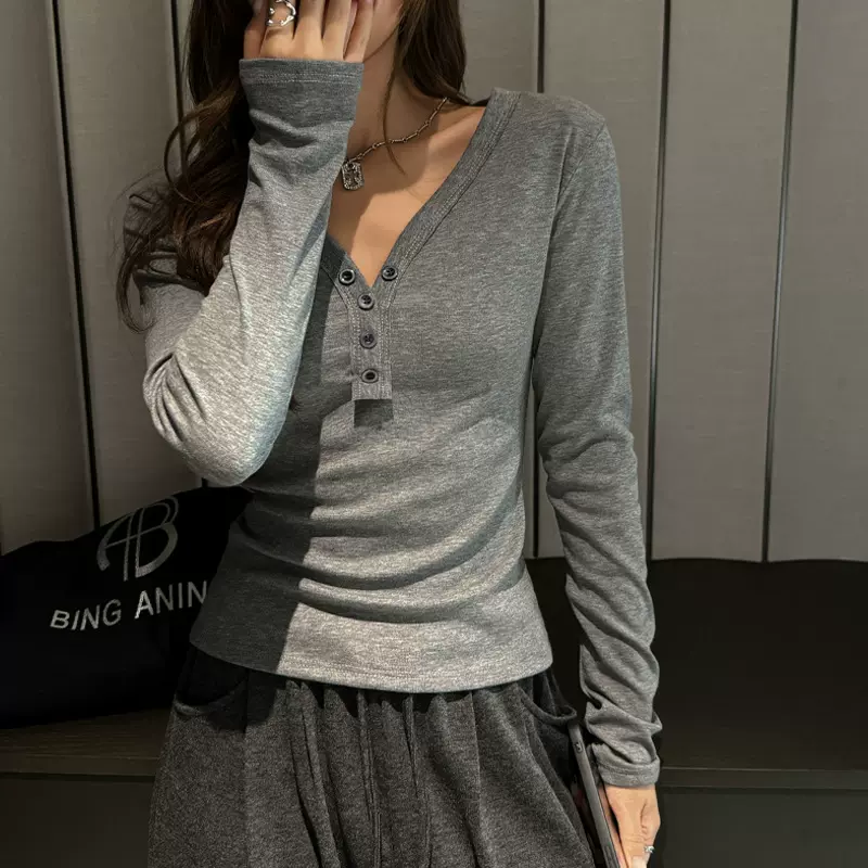 秋冬季磨毛V领纽扣设计高级感打底衫女内搭长袖t恤可外穿修身上衣
