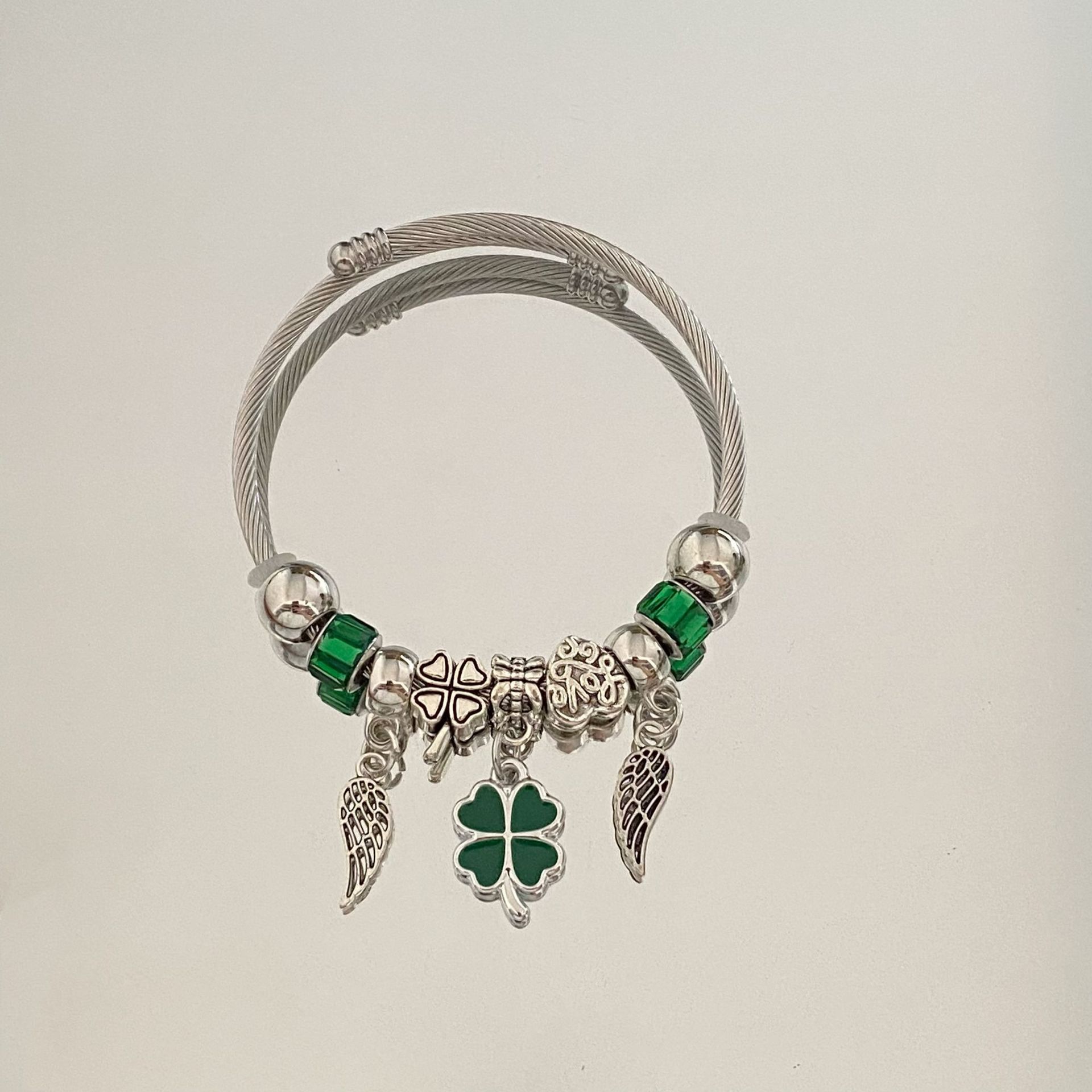 Bracciale con perline quadrifoglio ali d angelo design di nicchia_voghion.com