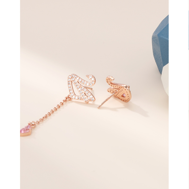 S925 plata esterlina diamante Rosa Little Swan Stud pendientes moda femenina Red temperamento rojo asimétrico diamantes incrustados pendientes de alta calidad