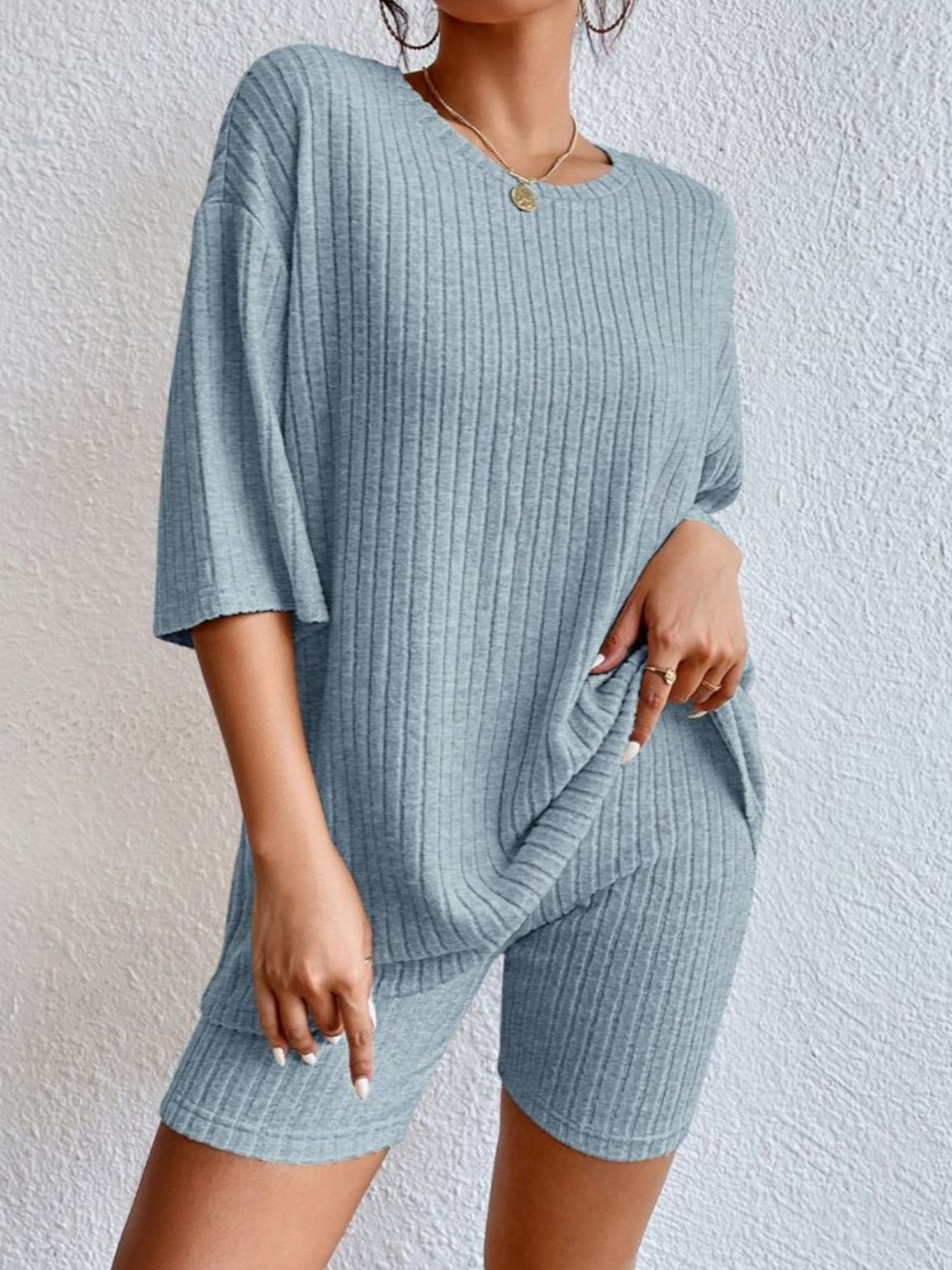 solid color summer set for leisure with a round collar