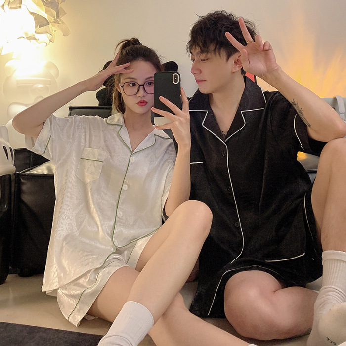 Verano de mangas cortas pareja pijama de seda de hielo delgada para hombres seda real engordada con un conjunto de ropa de casa de verano