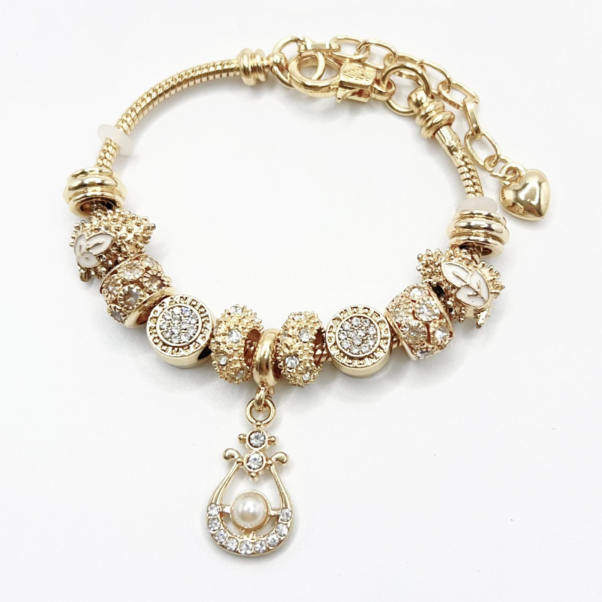 春夏の新型の小清新で甘い少女風のストライプの花の愛の蝶の数珠のブレスレットの透かし彫りのダイヤモンドの手の串