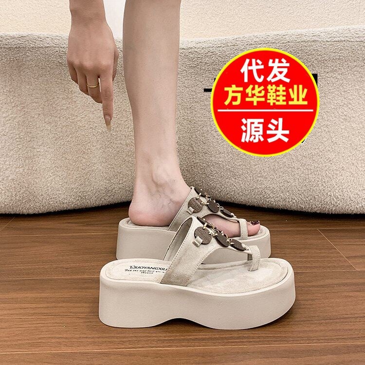 Nicho casual de altura de tacones pequeños zapatillas de calzado para mujeres con zapatillas frías de dedo de la falda de verano
