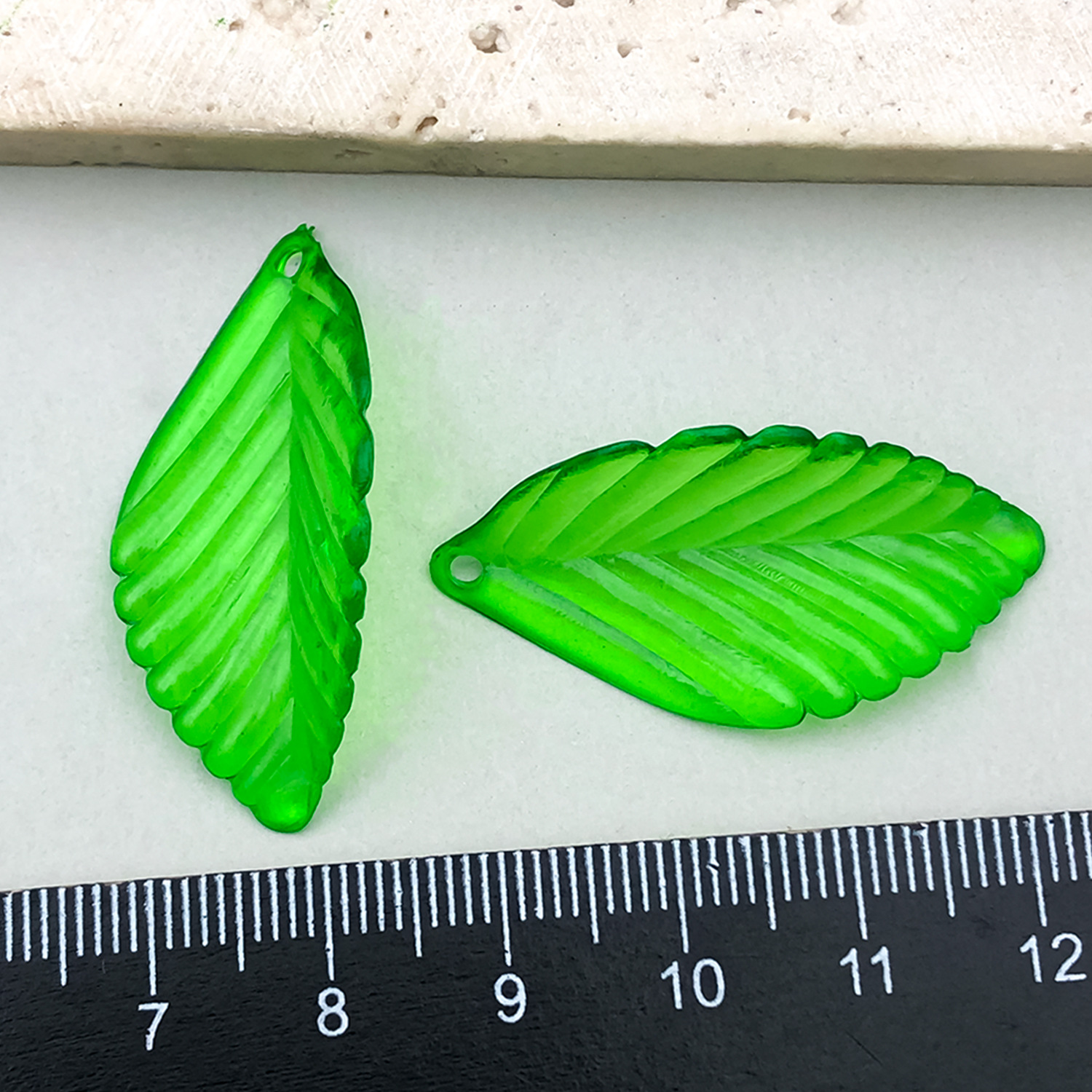 Simulación perforada chapada en color hoja de arce hoja verde hoja de uva accesorios de acrílico transparente hecho a mano pulsera decorativa de bricolaje cuentas