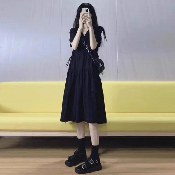 Spot pregnant women summer dress 2023 new light cooked Hong Kong style French design Hepburn style black skirt