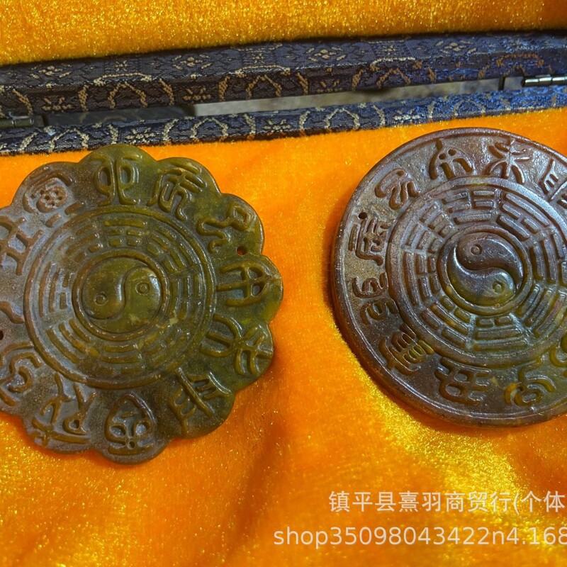 古い工芸品の山を卸売りします。|undefined