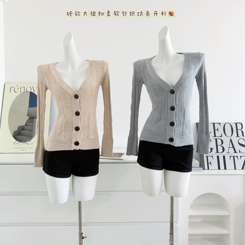 Korean-style everyday wool vertical stripe patterned knitted V-neck retro buttoned double-pocket slim-fit cardigan available in three colors Korean-style everyday wool vertical stripe patterned knitted V-neck retro buttoned double-pocket slim-fit cardigan available in three colors