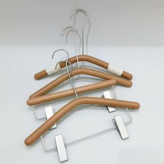 洋服店専用の木製プラスチック胡桃ハンガー滑り止め子供服支えズボンを一体成型してロゴを制定する