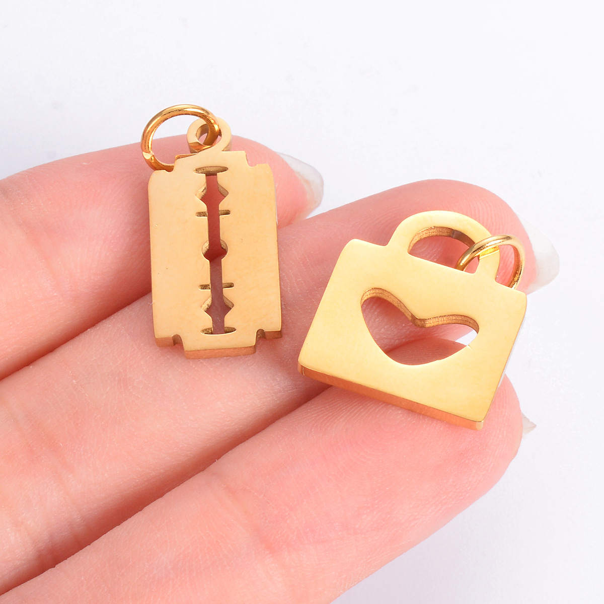 PVD Coated Gold Plating Process 10 PCS/Package Stainless Steel Gloves Heart Shape Lock