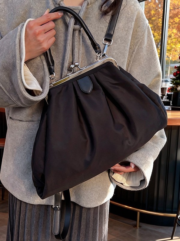 Nube bolsos lindos bolsos de bolso de bolso para mujeres 2026 nuevo estilo simple de moda casual inclinado bolso de transporte