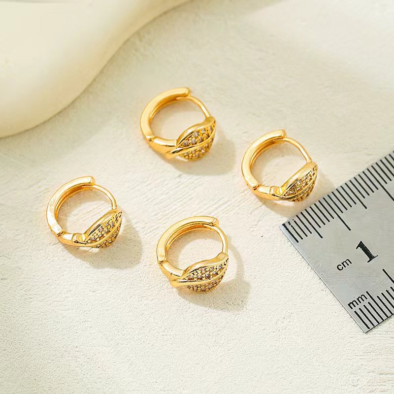 Aretes de moda europeos y estadounidenses, aretes de estilo de moda de alta calidad, aretes de hoja de diamantes de lujo para mujeres.