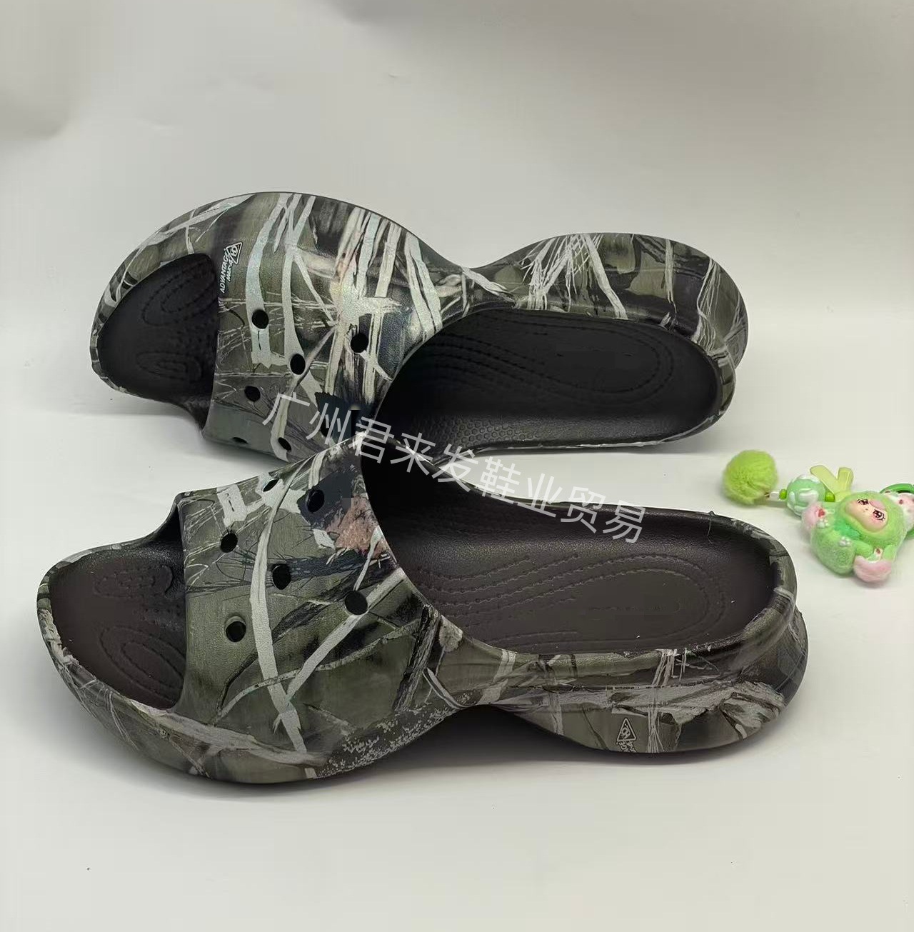 Whale flip-flops (real wood coffee)
