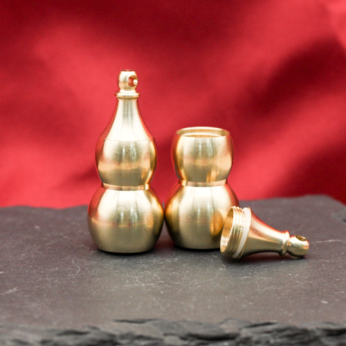 The upper opening of the brass hollow gourd can be opened to hold things. The pure copper large hollow gourd can hold cinnabar. Source of goods.