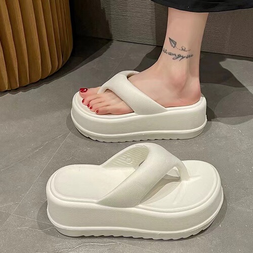 Simple flip-flops for women—summer outdoor wear, with a squishy feel, non-slip, chunky-soled, high-heeled sandals perfect for beaches and seaside.