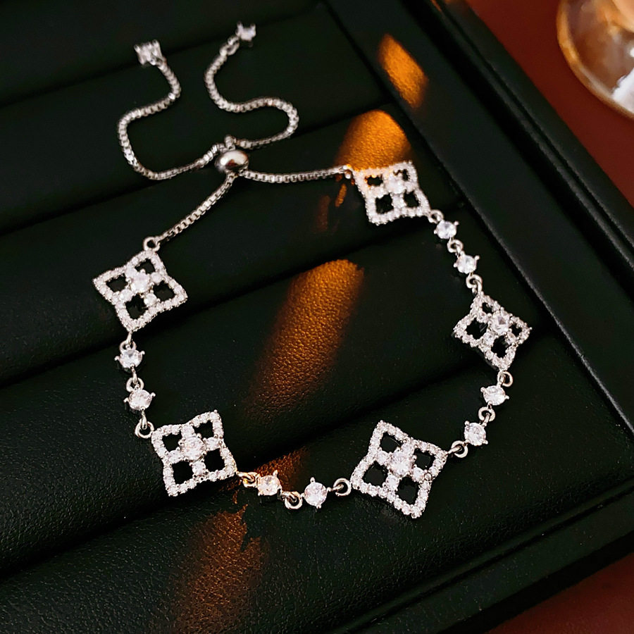 Zircon hueco flor de frita pulsera de extracción estilo estilo francés personalidad pulsera de lujo ligero joyas de mano de alta calidad