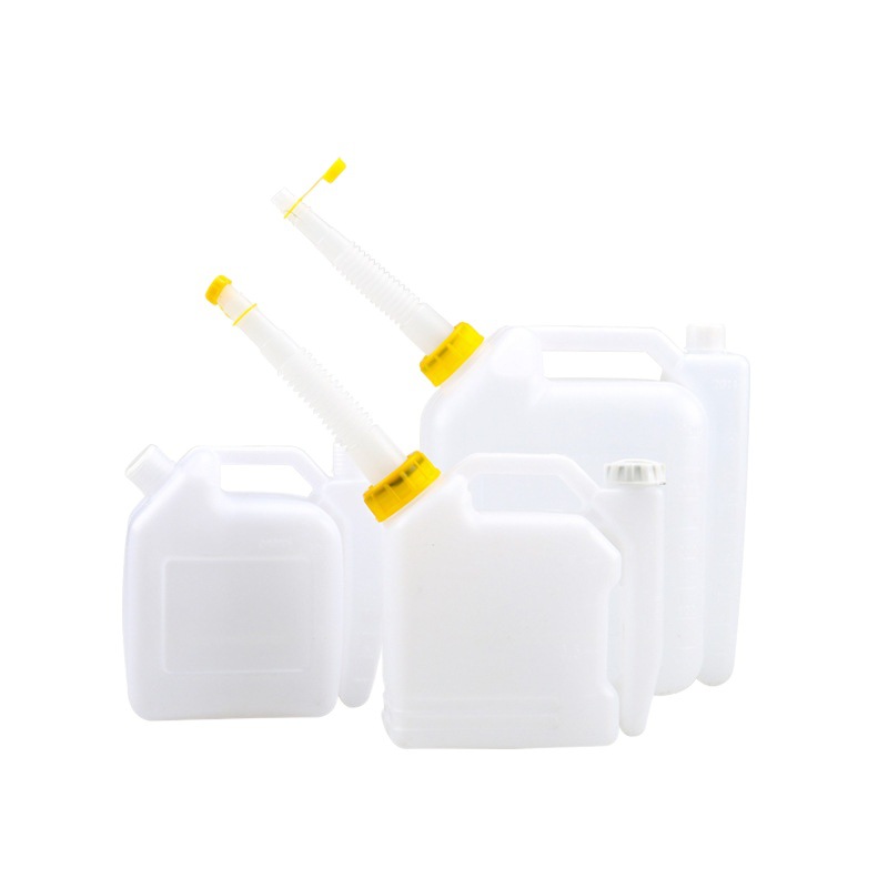 La gasolina del aceite mezcló el pote dos cortacésped de sierra de cadena del movimiento con el pote 1.5L/4L del aceite