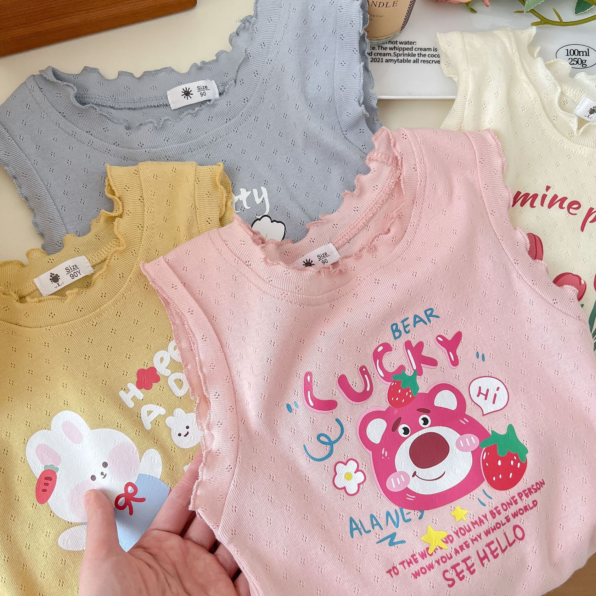 Chaleco de verano para niñas 2026, nuevo estilo moderno con dibujos animados, top para bebés, versión coreana elegante y única, ideal para usar al aire libre en verano.
