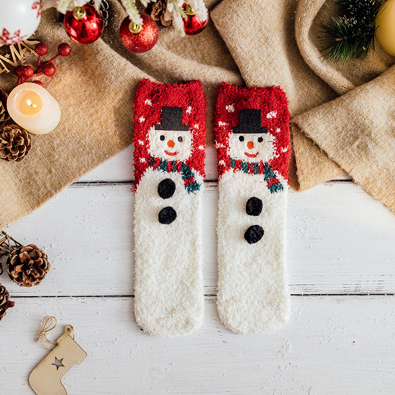 クリスマスの靴下の子供の珊瑚の絨毯の秋冬のカップルの親子はプレゼントをあげます。|undefined