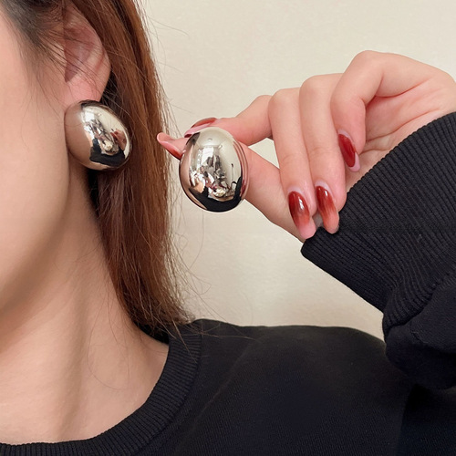 Self-carried aura, smooth and three-dimensional earrings, European and American ins style simple exaggerated small crowd personality fashion silver needle earrings 