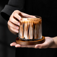 高品質のニッチコーヒーカップガラスアメリカンラテカップクリエイティブ回転カップベース付きホームセット