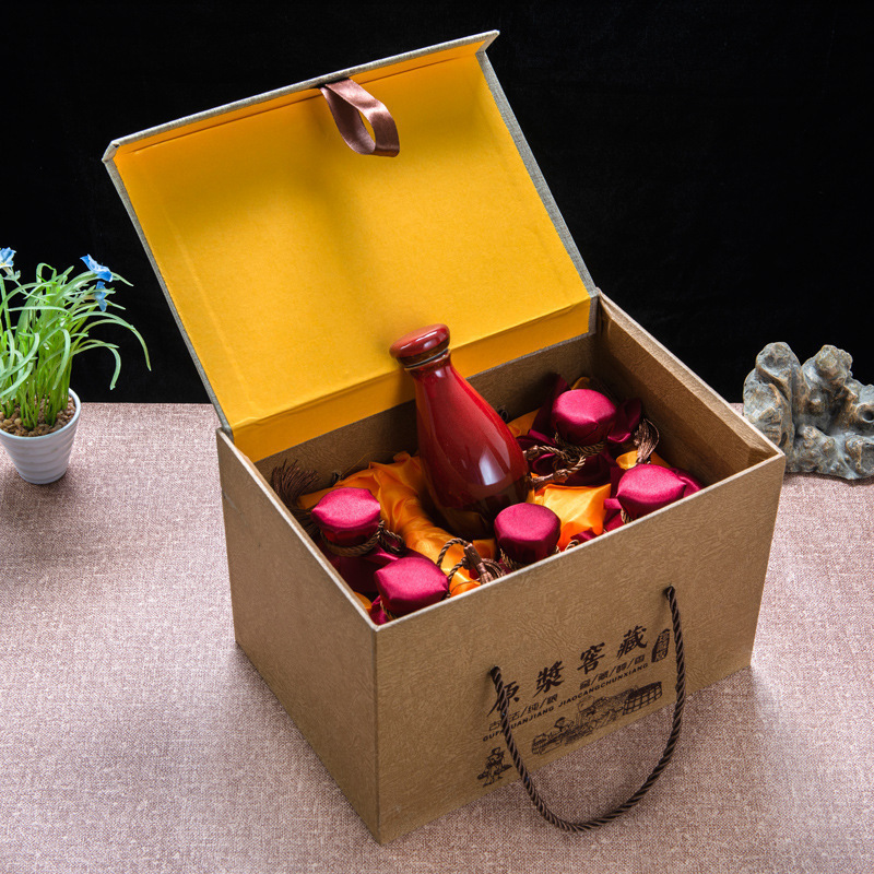 2つの酒つぼに分けて、古い酒の瓶の空の瓶の半斤の家庭用の酒の壺の陶磁器の酒をまねます。|undefined