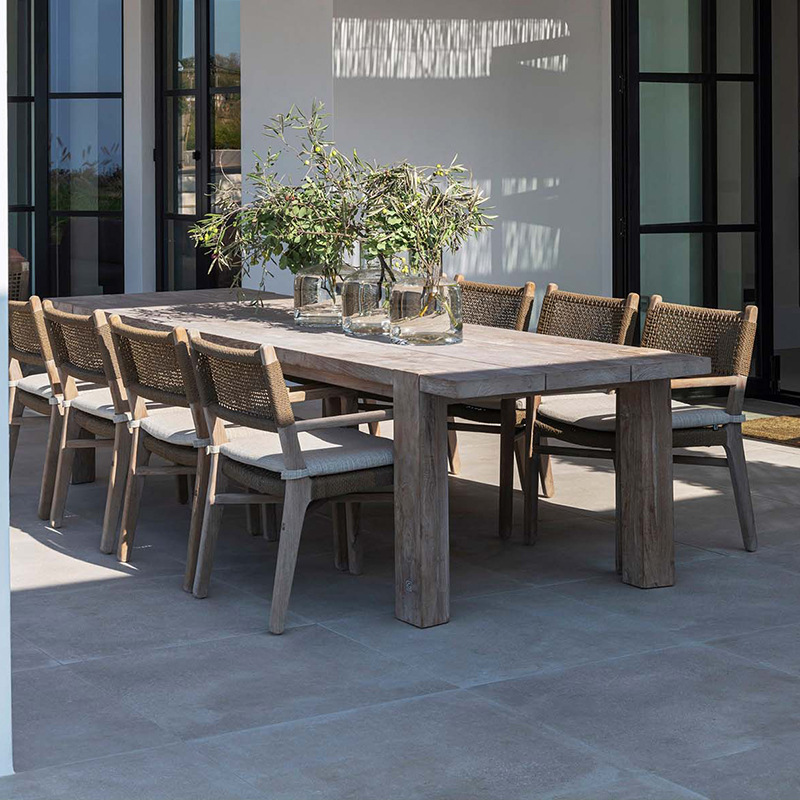Mesas y sillas de teca para exteriores para patios de villas, muebles impermeables y resistentes al sol para jardines exteriores, mesas largas de madera maciza anticorrosivas resistentes al desgaste.
