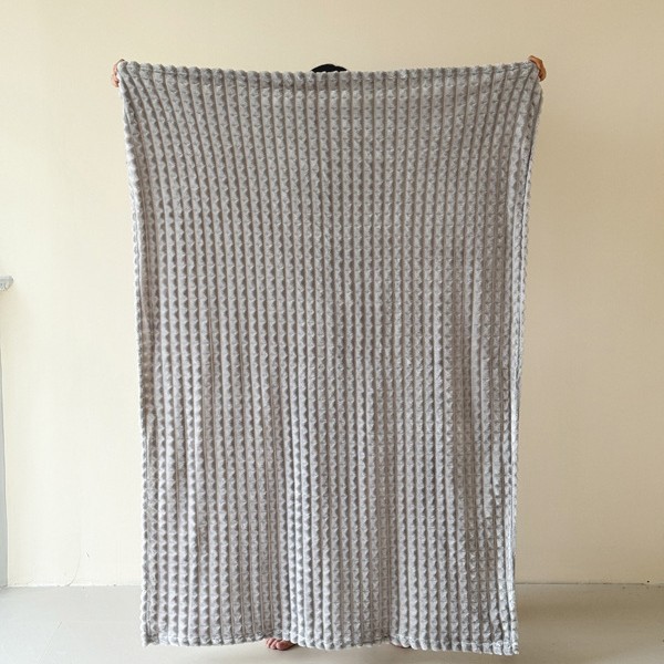 跨境加厚宽抽条剪花仿兔毛绒毯子牛奶绒法兰绒盖毯毛毯午休毛绒毯