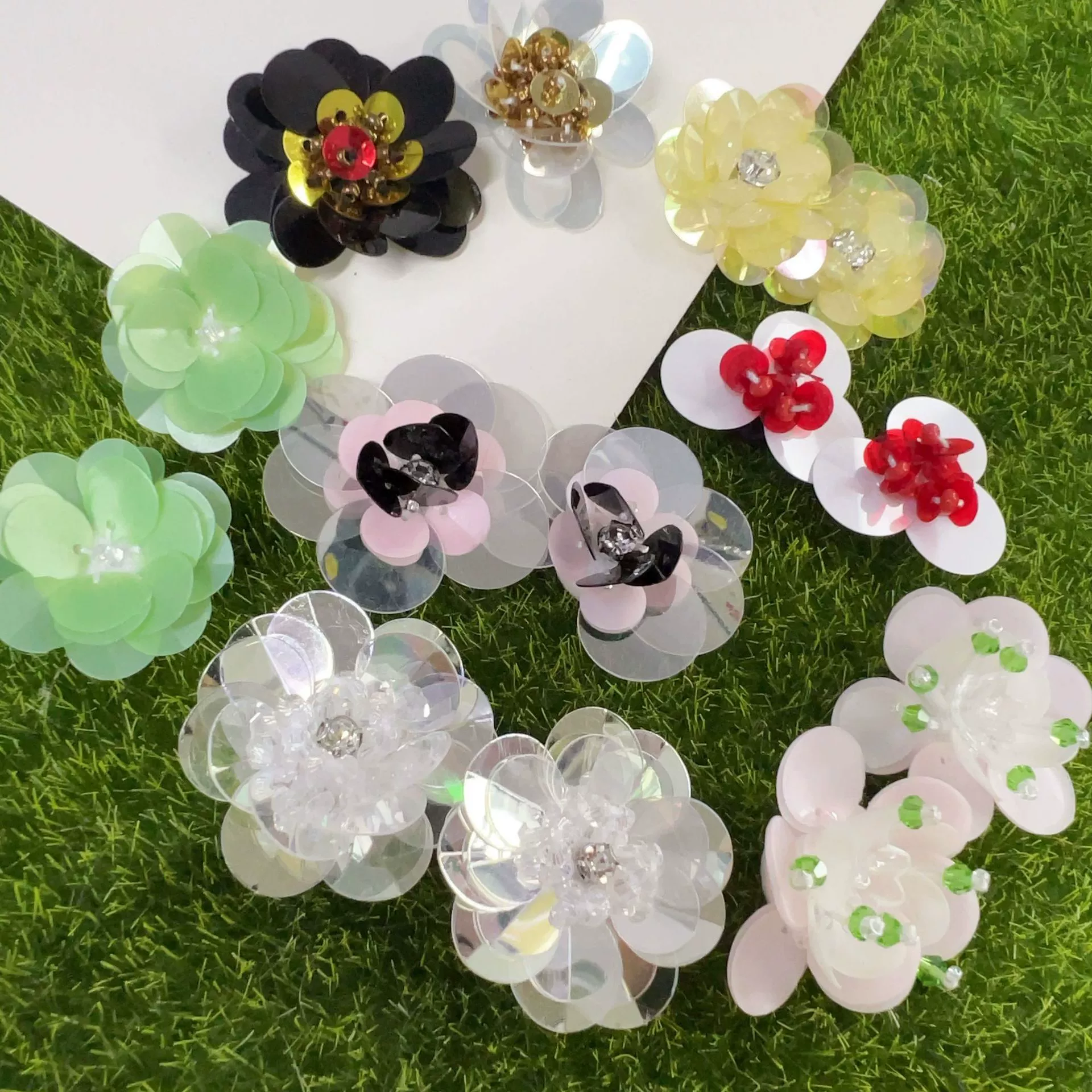 Оптовая продажа новых вещей, обуви, головных уборов, аксессуаров, нашивок, пайеток, ювелирных украшений с цветами, бисерных сумок, аксессуаров для обуви с цветами