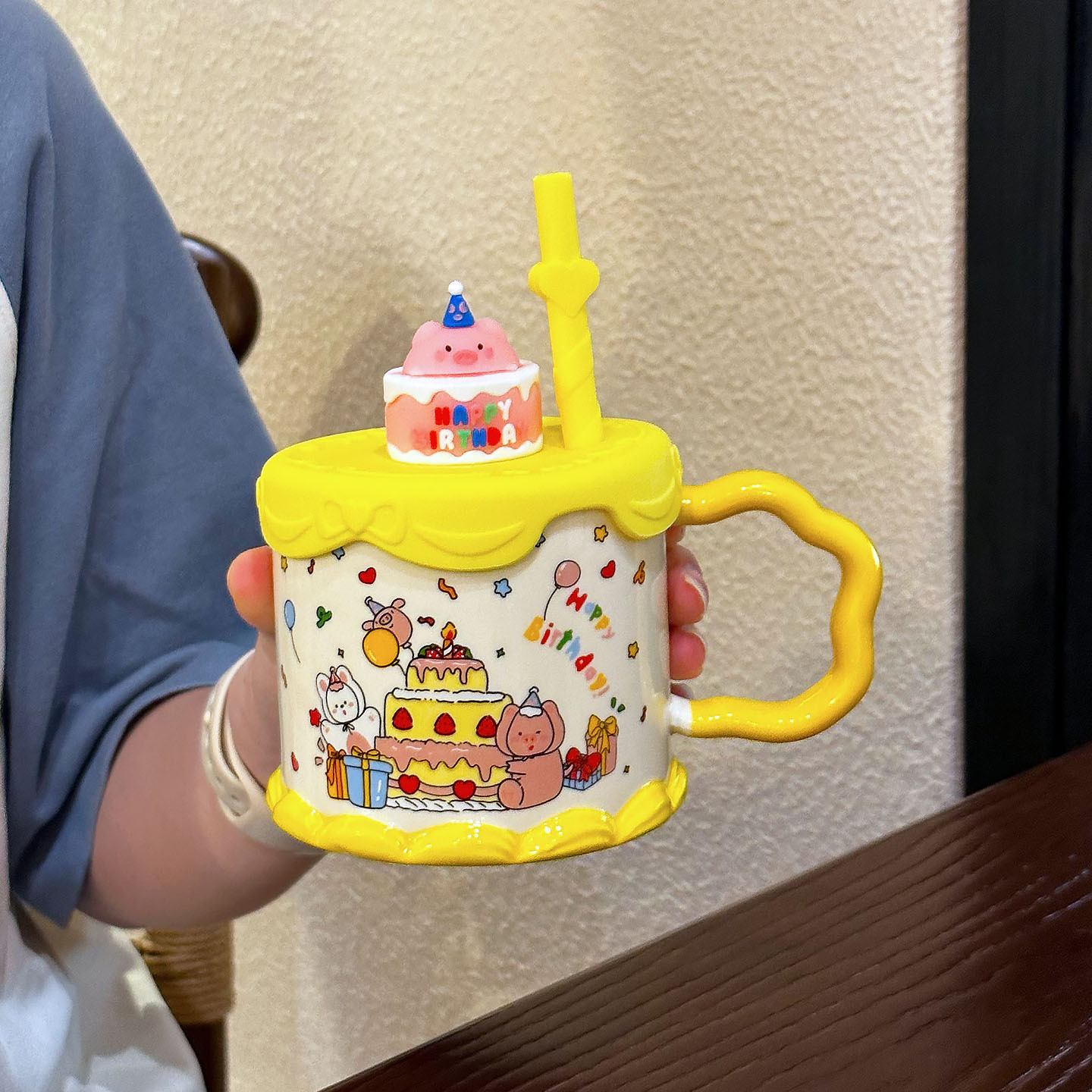 Bonita tarta de cumpleaños de dibujos animados marca taza de agua potable casera taza de paja de oficina de alta cara de taza de cerámica para niñas