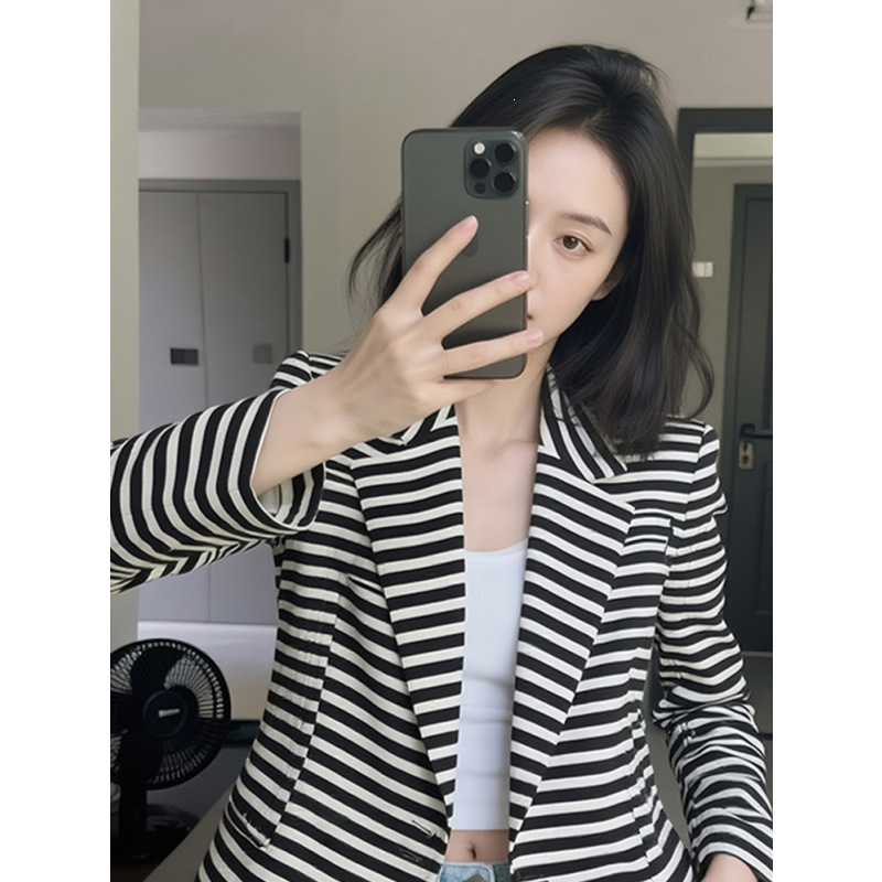 Beautiful Tops, Denim Jackets, Unique Korean-Style Cool and Stylish Commuter White Striped Blazers for Autumn Beautiful Tops, Denim Jackets, Unique Korean-Style Cool and Stylish Commuter White Striped Blazers for Autumn