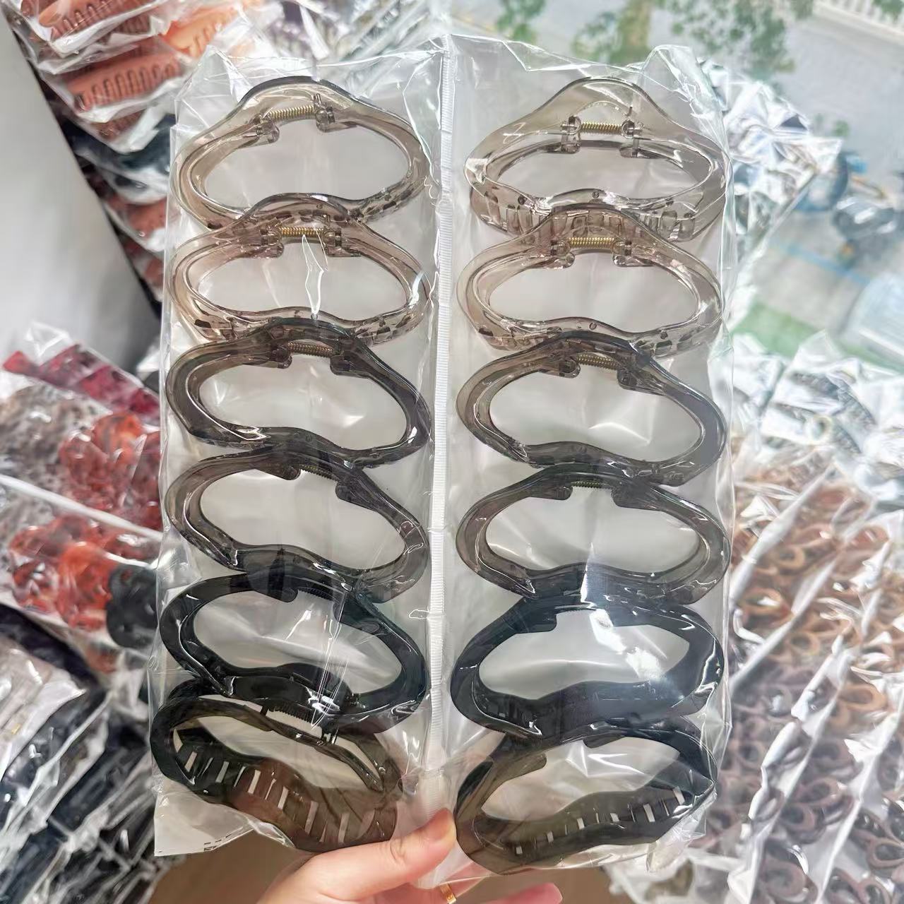 Amazon transfronteriza pintura de goma de gran tamaño clip de pelo espalda Cabeza de tiburón clip de pelo volumen multi horquilla dos yuanes accesorios para el cabello al por mayor