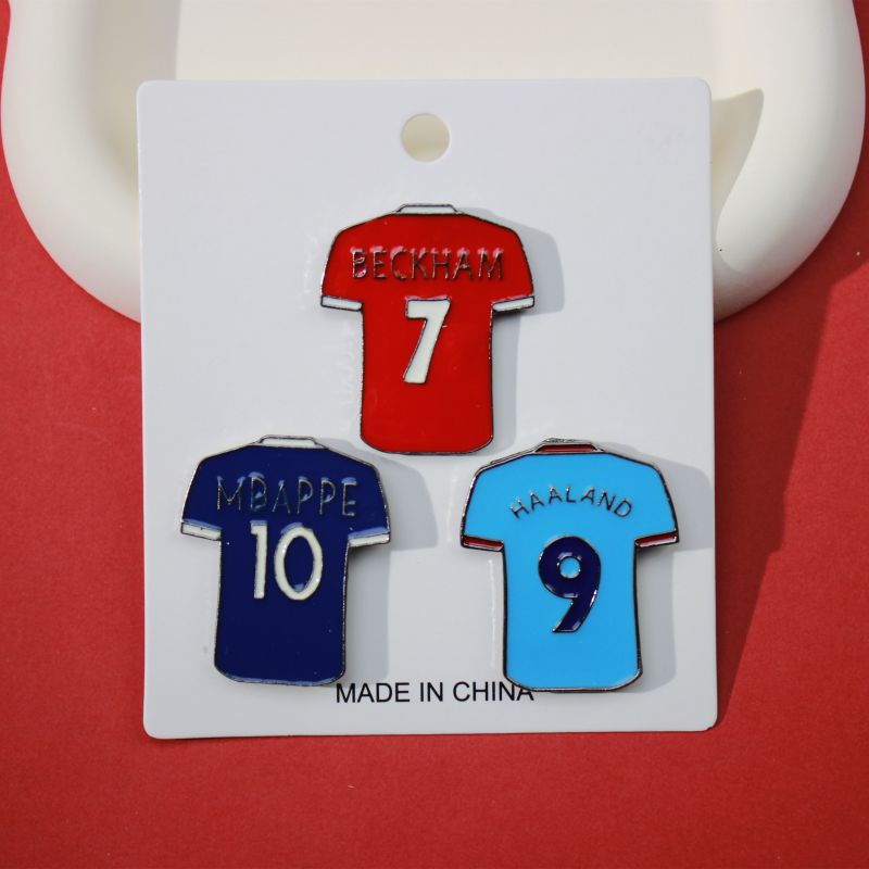 Ventas transfronterizas calientes de estrellas de fútbol insignia metálica Copa del Mundo Manchester United serie broche broche de dibujos animados ropa de estrellas