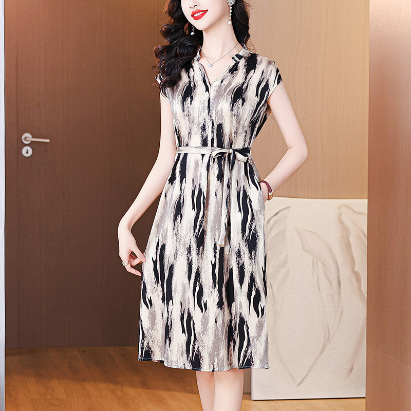 Boutique Silk Dress for Women 2026 Summer V-Neck Elegant Middle-Aged Mom Fashion Waist-Cinching Slimming Dress Boutique Silk Dress for Women 2026 Summer V-Neck Elegant Middle-Aged Mom Fashion Waist-Cinching Slimming Dress