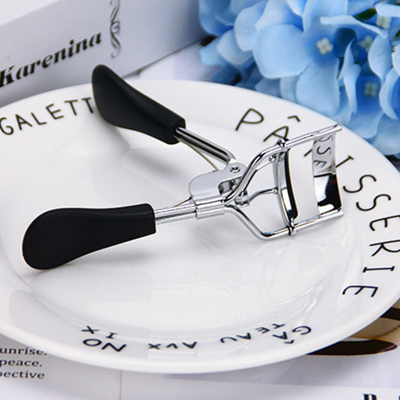 Curling false eyelashes