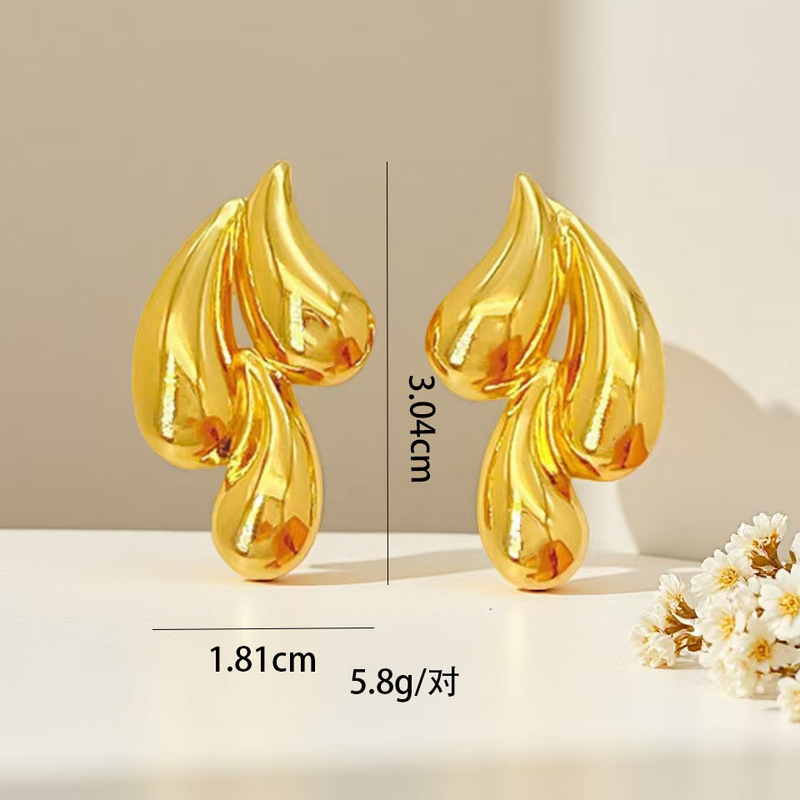 ヨーロッパとアメリカのニッチな気質ライト高級レトロプリーツイヤリング女性用 18K ゴールドストライプ三角形イヤリング|undefined
