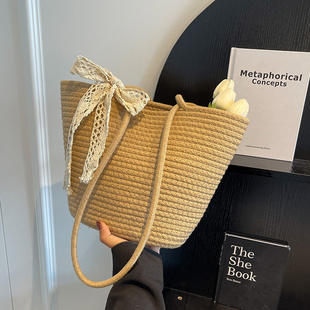 Woven straw capacious shoulder bag, fashionable summer beach one-shoulder bag, city style, beach style
