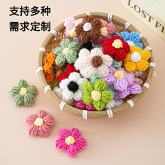 現物の手作りのかぎ針編みのシュークリームの花の毛糸の花の服装のアクセサリの胸の花の包みのシミュレーションの花の花束の部品