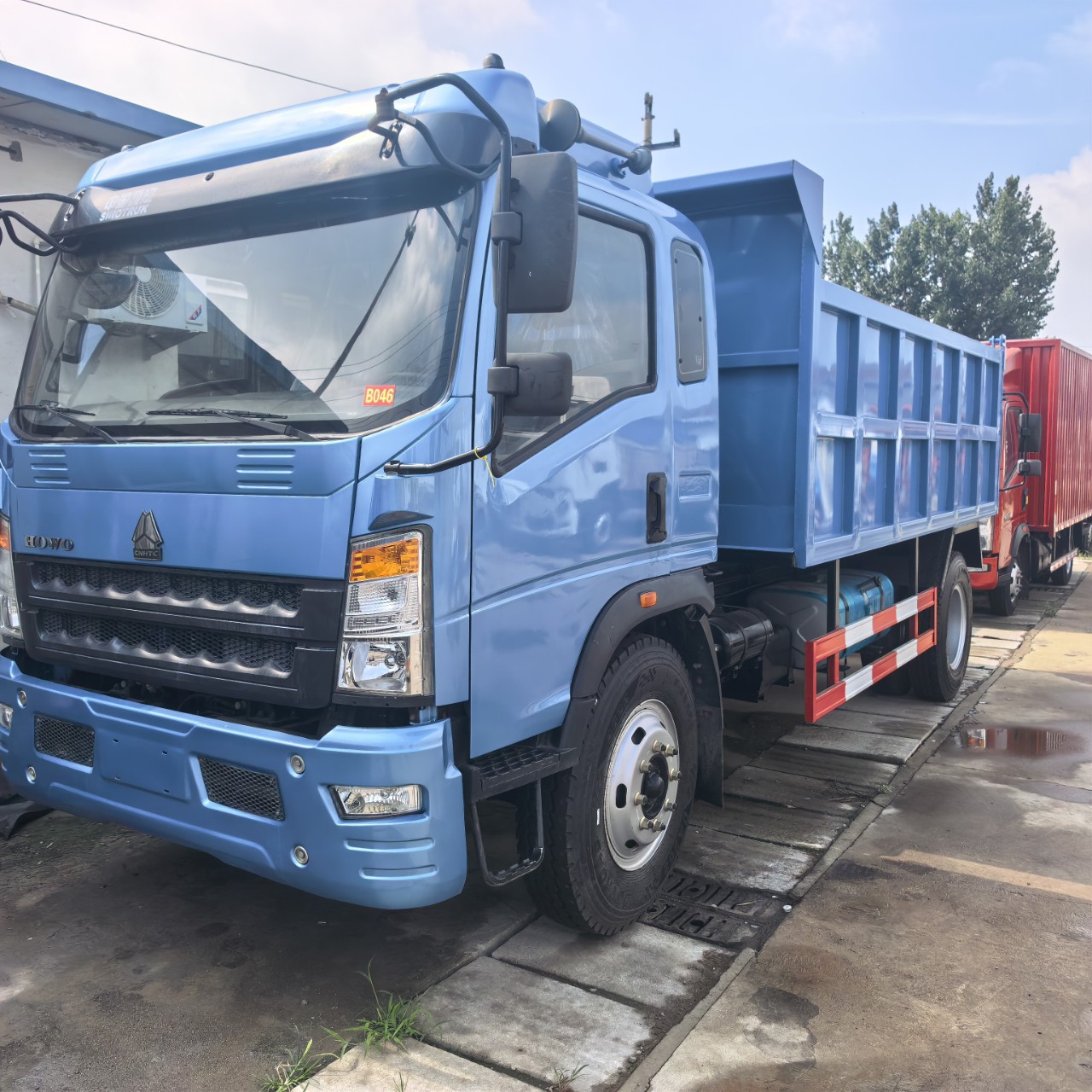 Cross-border export of medium-sized box trucks, Howo single-row light cargo trucks, and Shaanqi refrigerated box dump trucks