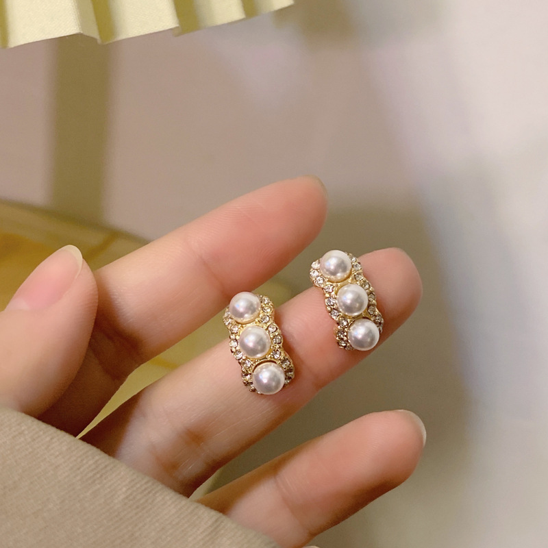 Korean Temperament Pearl Diamond Earrings Retro Simple Earrings display picture 5